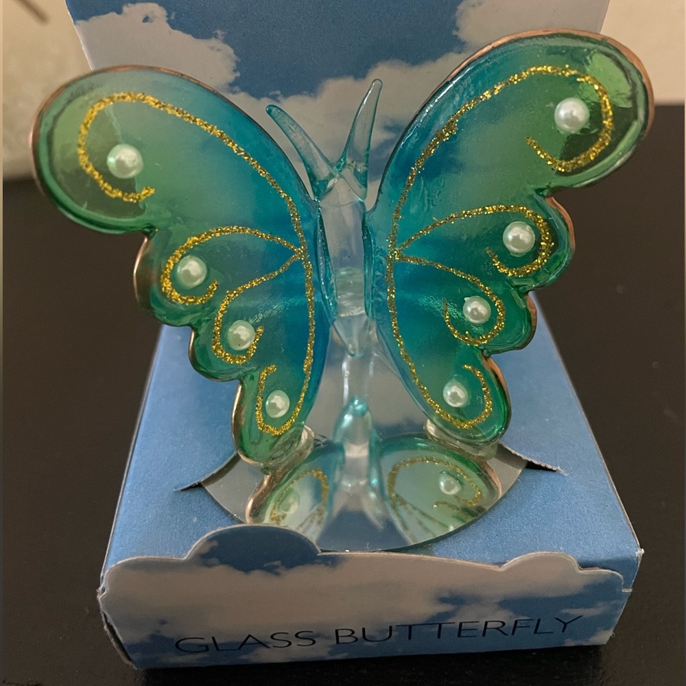 GLASS BUTTERFLY HAND FINISHED FIGURINE ON MIRRORED BASE MOMENTUM BRAND